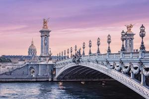 Puente de Alejandro III al atardecer en París