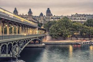 Puente Bir Hakeim en París