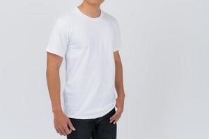joven en camiseta blanca sobre fondo blanco foto