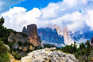 complejo de cinque torri en los dolomitas foto