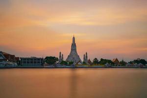 Wat arun ratchawaram ratchaworamawihan al atardecer cielo crepuscular bangkok Tailandia foto