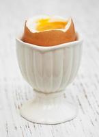 Huevo cocido para el desayuno en una mesa de madera antigua