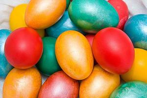 Huevos de Pascua caseros sobre fondo de colores de Pascua