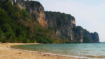 zomer tropisch zandstrand railay met kalkstenen kliffen video