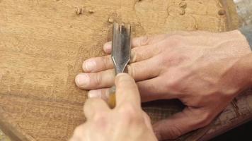 tallador de madera con un cincel corta madera de caoba increíble sonido asmr video