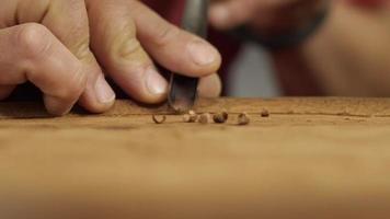 tallador de madera con un cincel corta una tabla de té sonido de caoba asmr video