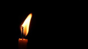 Cerca de una vela parpadeando en la oscuridad. video