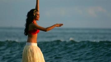 dançarina de hula se apresentando pelas ondas do mar, em câmera lenta video