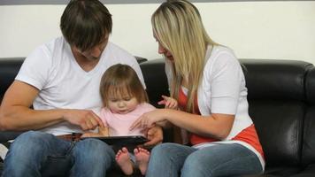 gezin met jong kind spelen met digitale tablet