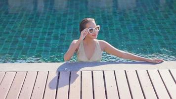 mujer disfrutando de la piscina al aire libre video