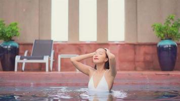 una grande piscina con una donna che si rilassa dentro video