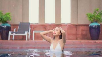 une grande piscine avec une femme qui s'y détend video