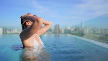mujer, en, piscina al aire libre, delante de, un, paisaje urbano video