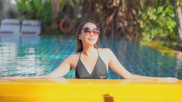mujer tomando el sol en una piscina video