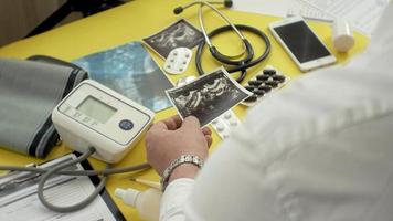 Seitenansicht der Desktop-EKG-Ergebnisse des Therapeuten auf einem Computer-Tablet-Ultraschallmedizin- und Gesundheitskonzept health video