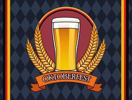 Tarjeta de celebración de oktoberfest con bebida de cerveza en vidrio vector