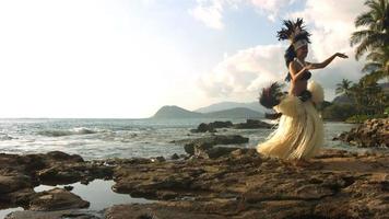 Polynesische danseres treedt op, slow motion video