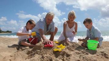 i nonni giocano con i nipoti in spiaggia