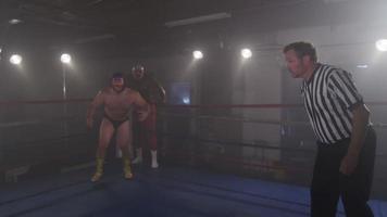 Schiedsrichter beginnt Wrestling-Match, Wrestler-Pov-Schuss video