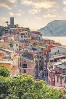 Vernazza village en el parque nacional de Cinque Terre al atardecer Italia