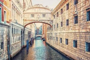 puente de los suspiros en la ciudad de venecia