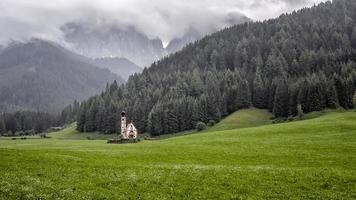 El paisaje de los Dolomitas con la capilla de San Juan en Ranui en Santa Maddalena Italia foto