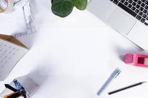 Mesa de oficina con vista superior, escritorio y espacio de trabajo con espacio en blanco sobre fondo blanco. foto