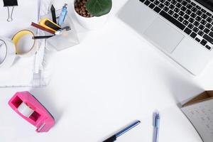 Mesa de oficina con vista superior, escritorio y espacio de trabajo con espacio en blanco sobre fondo blanco. foto