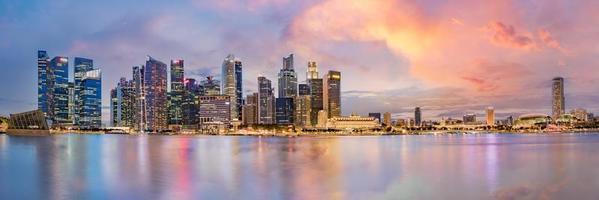 Horizonte del distrito financiero de Singapur en Marina Bay en el crepúsculo foto