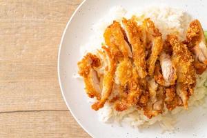 arroz con pollo hainanés con pollo frito foto
