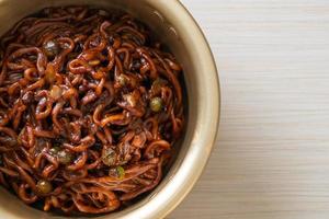 espaguetis negros coreanos o fideos instantáneos con salsa chajung asada foto