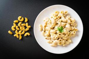 Macaroni and cheese with herbs in a bowl photo