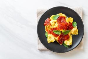 pasta tortellini italiano con salsa de tomate foto