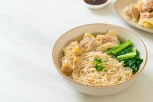 Fideos de huevo con sopa de wonton de cerdo o sopa de albóndigas de cerdo y verduras - estilo de comida asiática