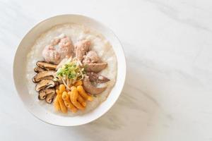 sopa de arroz de cerdo o papilla con tazón de cerdo foto