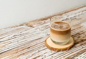 Vaso de café con leche, café con leche sobre fondo de madera foto