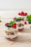 frambuesa y arándano casero con yogur y granola - estilo de comida saludable foto