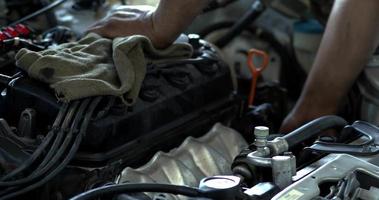 riparazione del motore di automobile in officina video