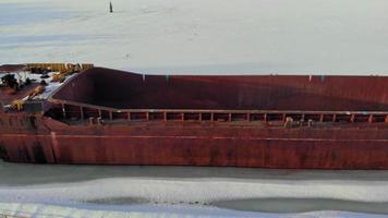 velha barcaça de navio em um rio congelado tiro aéreo video