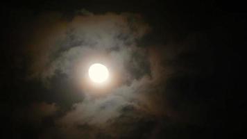 as nuvens passaram pela lua cheia em uma noite nublada