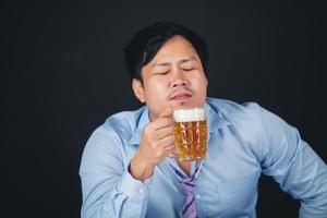 Recortada cerca de un hombre bebiendo cerveza en casa foto