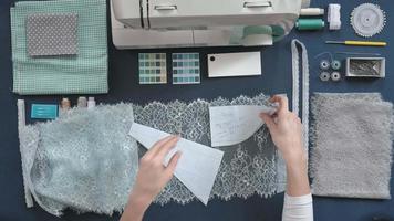 escritorio costurera diseñador lencería vista superior fondo azul