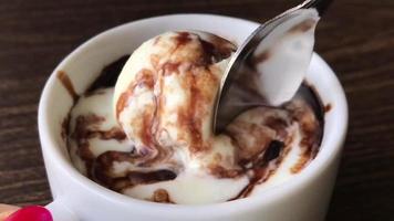 Delicioso pastel helado de chocolate en taza blanca foto