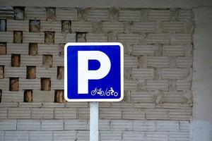 Señal de tráfico de estacionamiento de motocicletas en la calle. foto