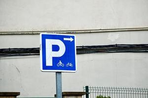 Señal de tráfico de estacionamiento de motocicletas en la calle. foto