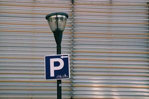 Señal de tráfico de estacionamiento de motocicletas en la calle. foto