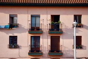 Ventanas y balcones en la fachada de la casa. foto