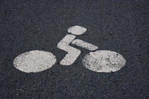 señal de tráfico de bicicletas en la carretera foto