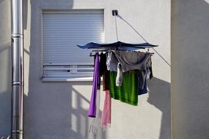 ventana en la fachada blanca de la casa foto