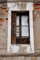 ventana de la vieja casa abandonada foto